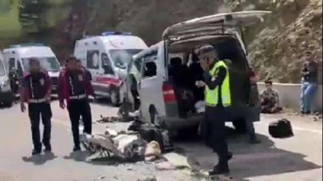 2 minibüs kafa kafaya çarpıştı: 15 kişi yaralandı