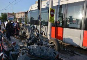 İnanılmaz kaza: Tramvay otomobili ikiye böldü