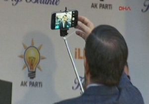 Davutoğlu’ndan sahnede selfie sürprizi! 