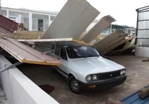 İzmir’de rüzgar 3 tonluk çatıyı uçurdu! 