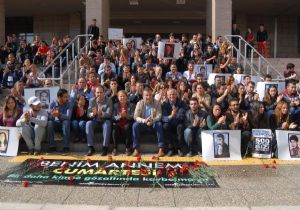 CHP İzmir’in Gençleri nden ‘Cumartesi anneleri’ne destek 