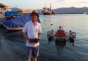 İzmirli doktorun insansız deniz aracı çöpleri topluyor 