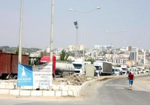 İzmir’de yol isyanı: Site sakinleri trafiğe kapattı 