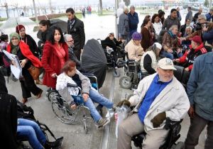İzmir’de engellilerin maaş isyanı 