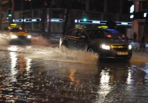 İzmir de sağanak çile: Ev ve işyerlerini su bastı