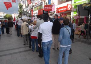 İzmir’de sıra dışı eylem: Geri geri protesto! 