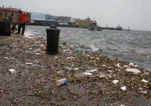 İzmir Körfezi çöpleri geri verdi! 