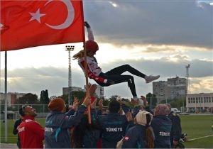 İzmir in kadın itfaiyecilerinden büyük başarı
