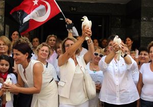 CHP li kadınlar  1 Eylül  için güvercin uçurdu