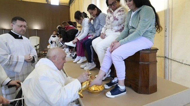Papa Francis kadın mahkumların ayağını yıkadı