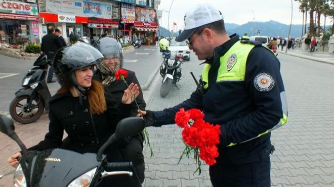 Polisten kadın sürücülere karanfil