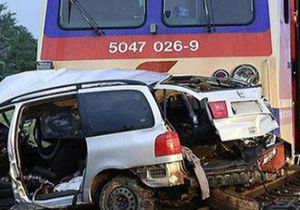 Tren otomobile çarptı: 5 ölü 