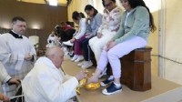 Papa Francis kadın mahkumların ayağını yıkadı