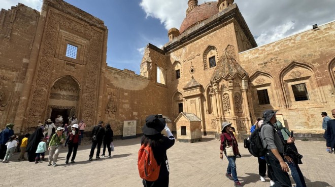 Turistlerden İshak Paşa Sarayı na büyük ilgi