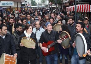İzmir’de sokağın isyanı: Müzisyenler hapse mi girecek? 