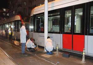 İstanbul da korkunç son: Tramvay altında kaldı