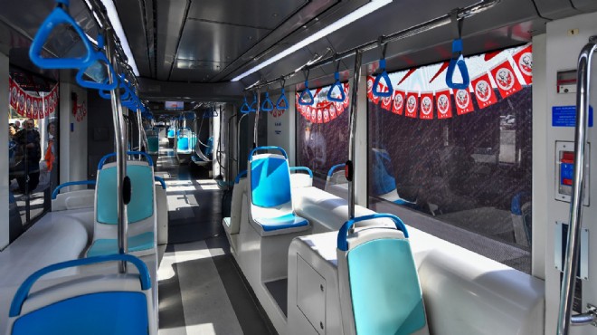 100’üncü yıla özel tramvaylar İzmir sokaklarında