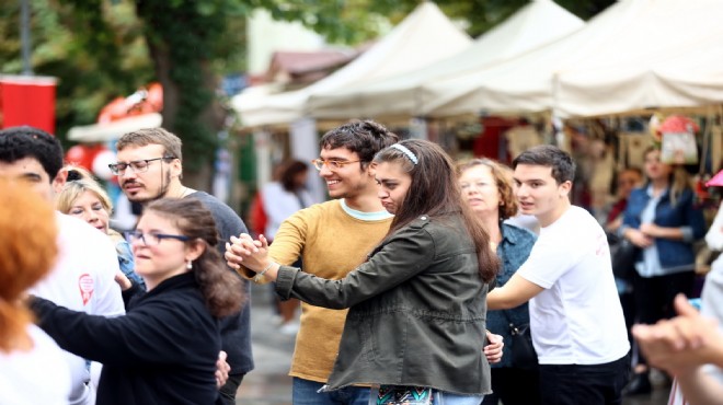 100. yıl coşkusu sürüyor... Konak ta engelsiz vals gösterisi!