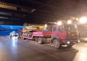 İzmir’de iş makinesi taşıyan TIR alt geçide tosladı! 