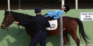 Polislerden çocuklara atlı terapi