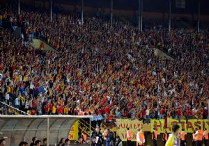 Göztepe tribünlerinden stat isyanı: Siyasilere mesaj yağmuru 