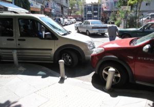 Kaldırım kabusu: İzmir’de engelliye geçit yok! 