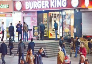 Burger King’te skandal: Çocuğa artık patates dayağı 
