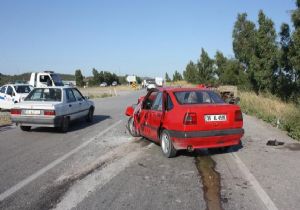 İzmir’de kavşakta can pazarı: 2 otomobil traktöre çarptı! 