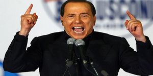 Berlusconi'ye külotlu destek!