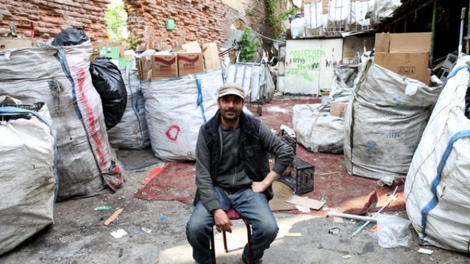 5 dil bilen Suriyeli kağıt toplayarak geçiniyor
