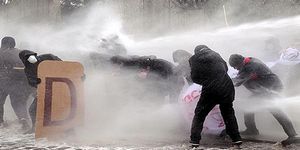 AK Parti’’ye yürüyen öğrencilere polis müdahalesi 