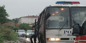 Polis otosuna ses bombası: 16 yaralı 