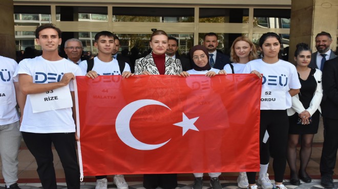 81 öğrenci, Cumhuriyet için koşup, taşıdıkları bayrağı müzeye teslim etti