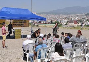 Çevreciler  İzmir in Çernobil ini tiyatroyla hatırlattı