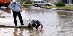 Aliağa’’ya sel trafiği kapadı!