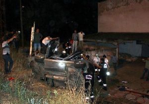 Otomobil çiftlik duvarına çarptı: 2 ölü, 2 yaralı 