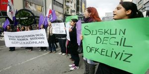 İzmir’’den Orhan Çeker’’e protesto var!