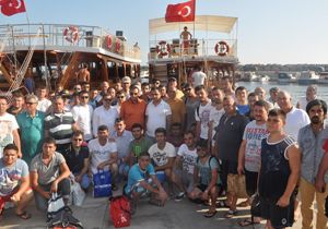 AK Parti Menderes’ten teknede seçim kutlaması 