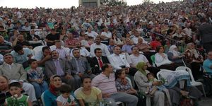 İzmir’’de 20 bin kişi şehitlerini andı...