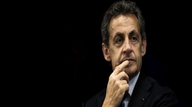 Aday olacağını açıklayan Sarkozy ye kötü haber