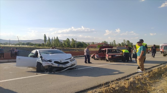 Afyon da iki araç çarpıştı... 1 ölü, 7 yaralı!