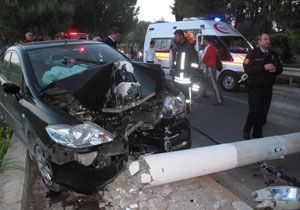 Trafiği felç eden kaza: Beton direk yola devrildi