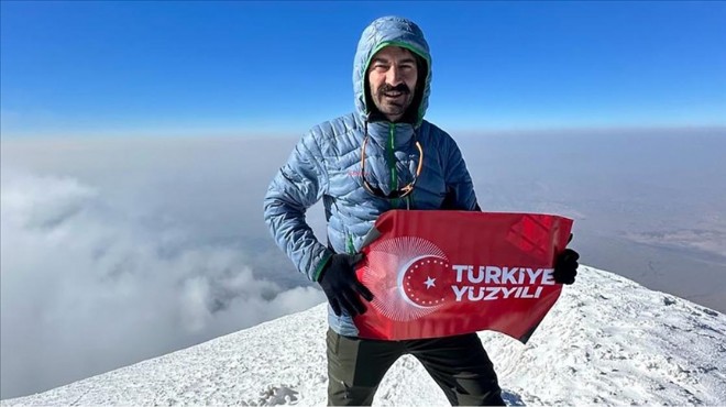 AK Parti İzmir yöneticisinden Ağrı Dağı’nda Türkiye Yüzyılı flaması!