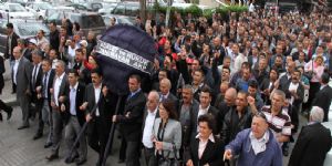Büyükşehir çalışanlarından AKP ye siyah çelenk
