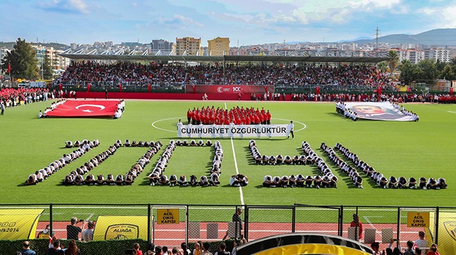 Aliağalılar cumhuriyet için Atatürk Stadı na koştu