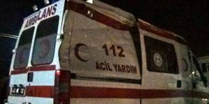 Ambulans kavşakta devrildi: 4 yaralı