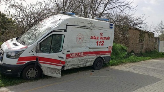 Ambulans kaza yaptı: Sürücü yaralandı