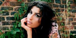 Amy Winehouse sahnede yuhalandı