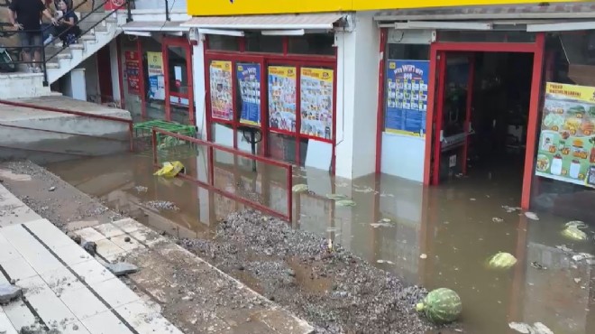 Ana isale hattı patladı: Mahsur kalan market çalışanları kurtarıldı!