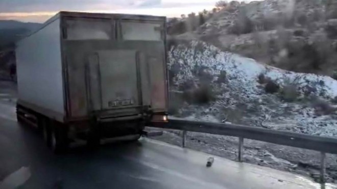 Ankara da buzlanmış  yolda araçlar devrildi: 3 yaralı